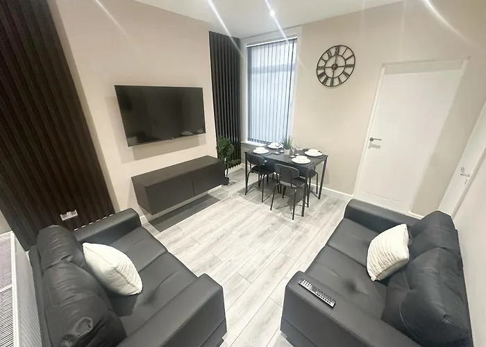 4 Bedroom, Sleeps 8, Free Parking, 5 Mins From Lfc, 15 Mins City Centre
