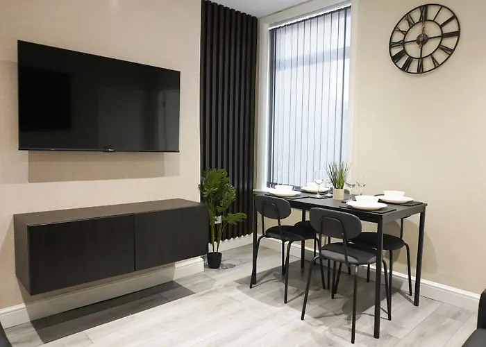 4 Bedroom, Sleeps 8, Free Parking, 5 Mins From Lfc, 15 Mins City Centre