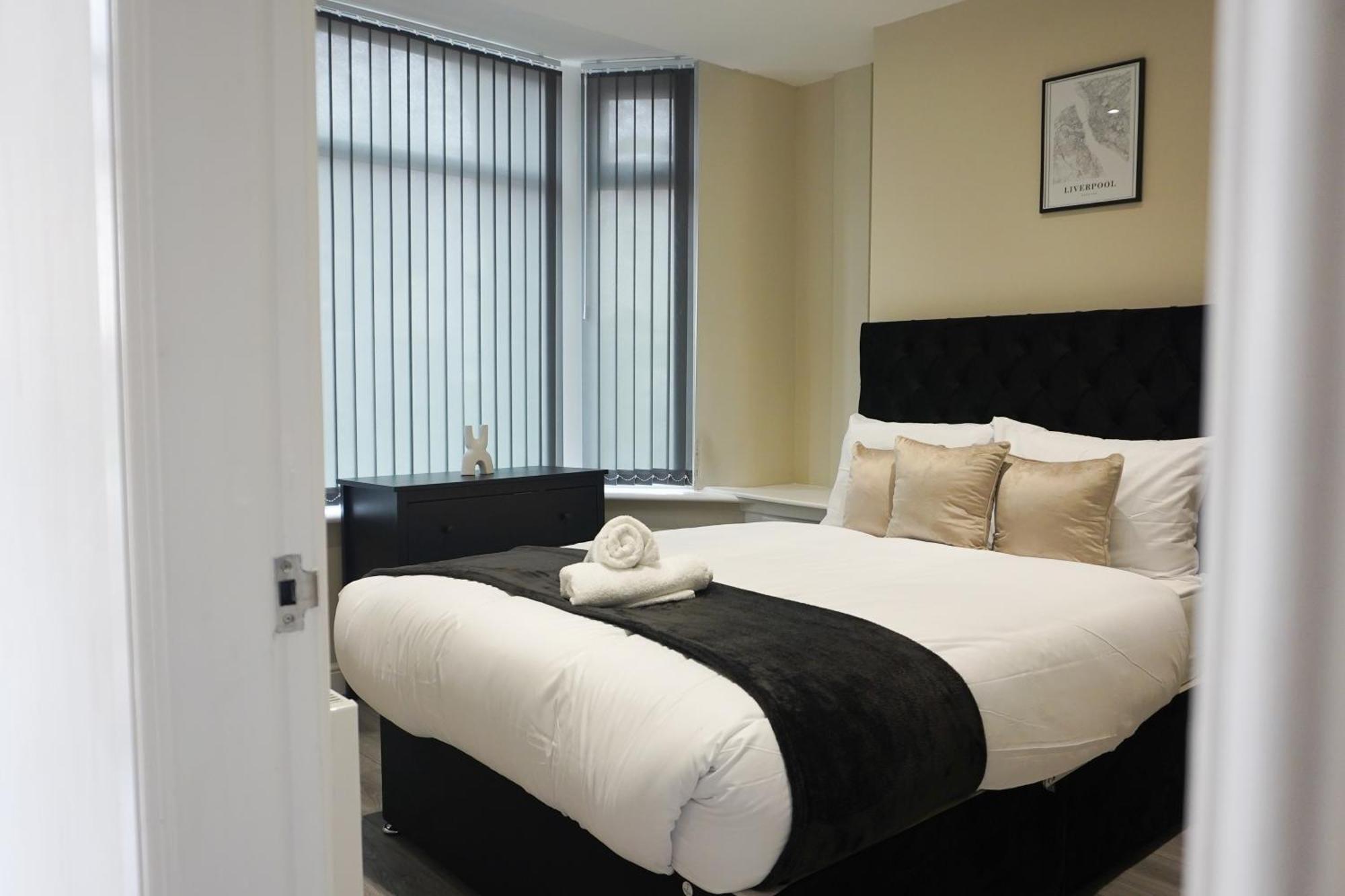 4 Bedroom, Sleeps 8, Free Parking, 5 Mins From Lfc, 15 Mins Centre