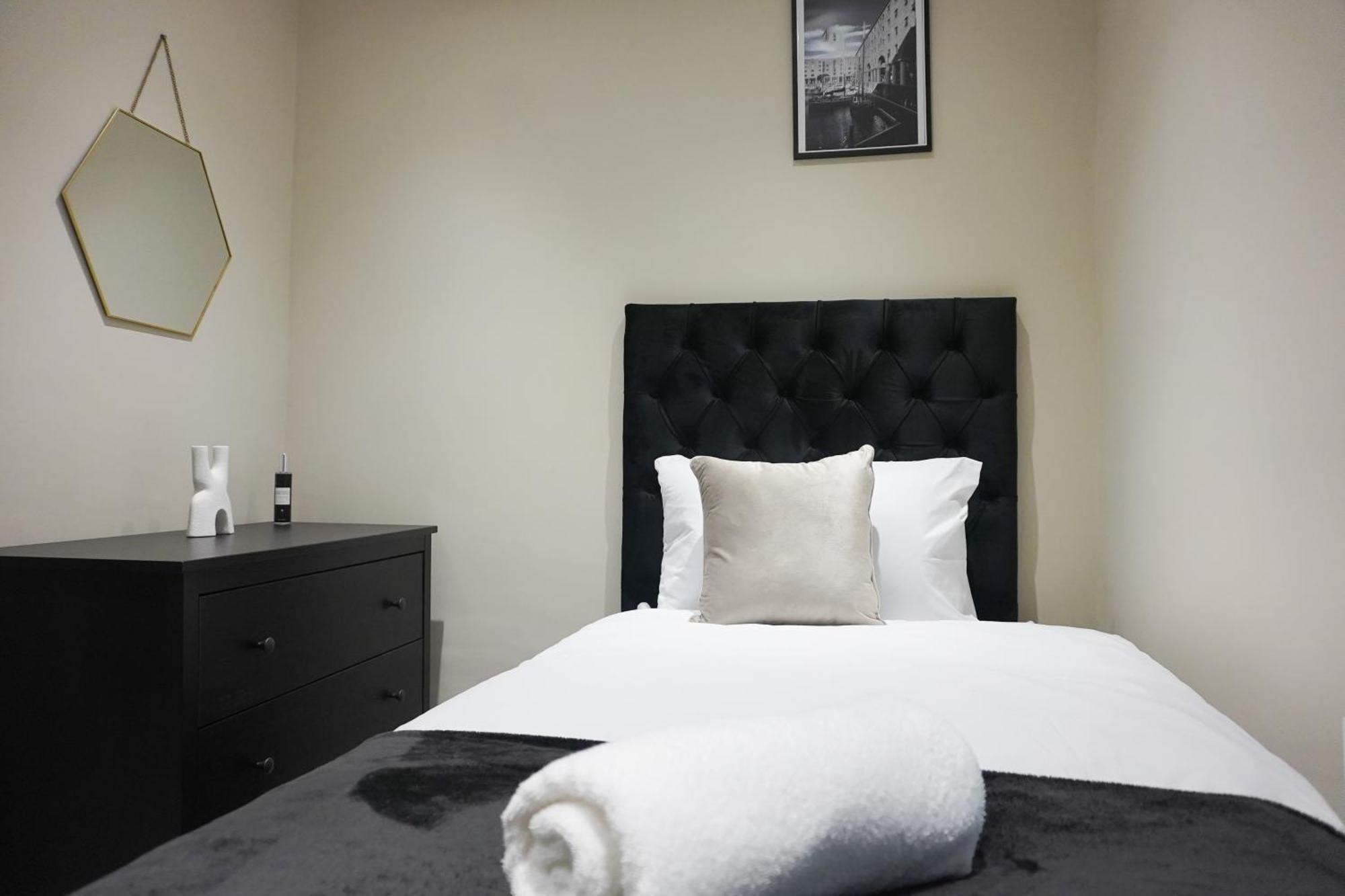 4 Bedroom, Sleeps 8, Free Parking, 5 Mins From Lfc, 15 Mins Centre * Liverpool