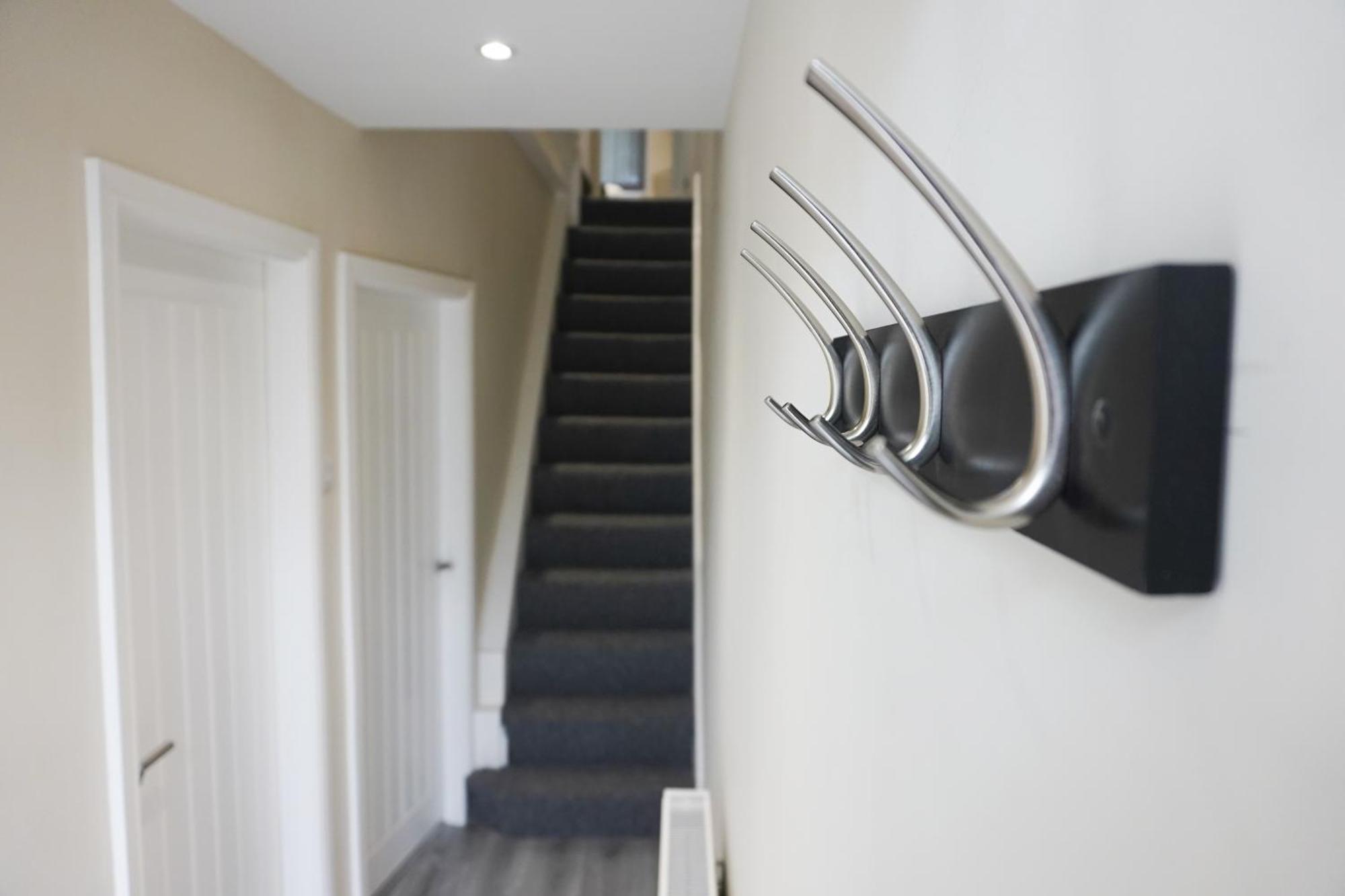 4 Bedroom, Sleeps 8, Free Parking, 5 Mins From Lfc, 15 Mins Centre Holiday home Liverpool