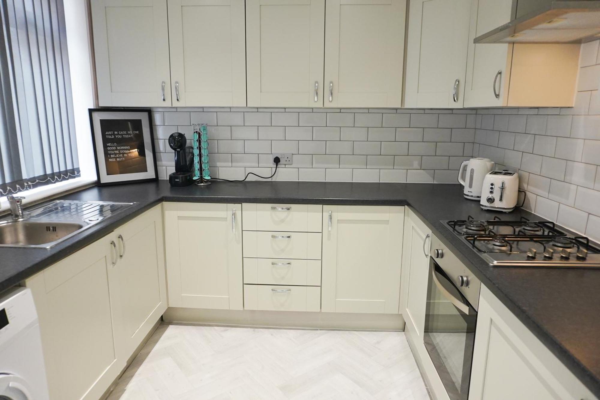 4 Bedroom, Sleeps 8, Free Parking, 5 Mins From Lfc, 15 Mins Centre Holiday home