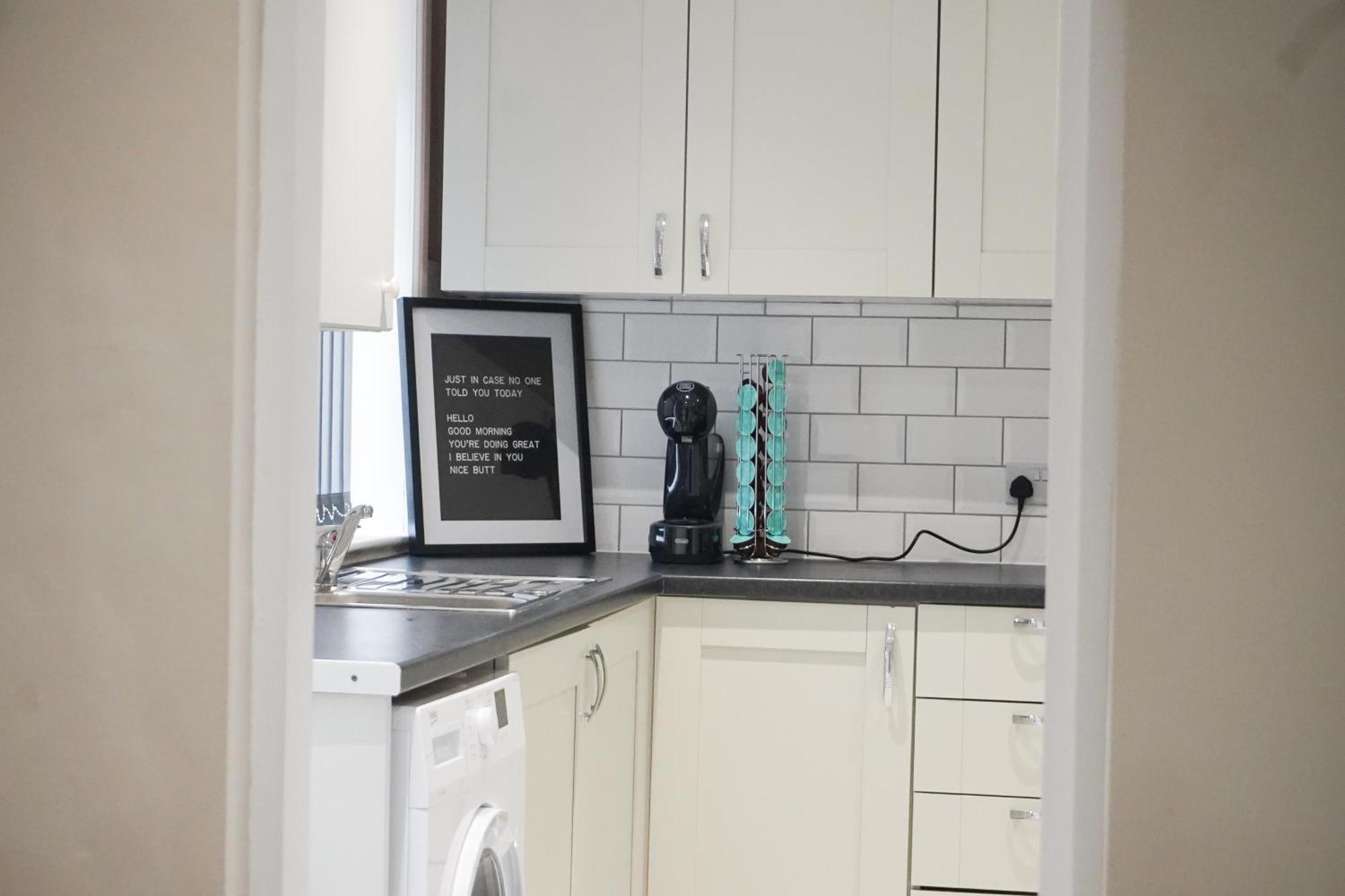 4 Bedroom, Sleeps 8, Free Parking, 5 Mins From Lfc, 15 Mins Centre Liverpool
