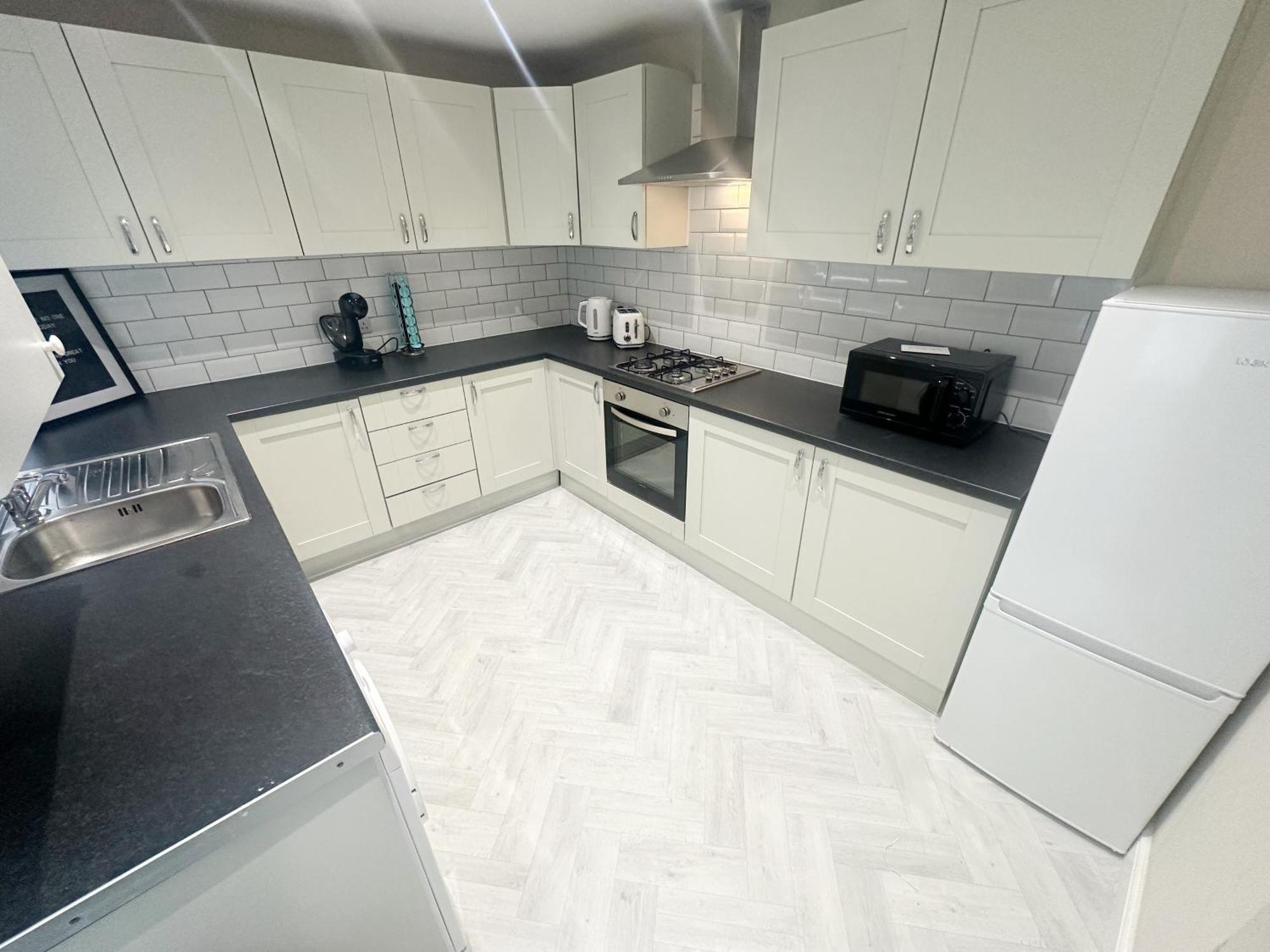 4 Bedroom, Sleeps 8, Free Parking, 5 Mins From Lfc, 15 Mins Centre * Liverpool