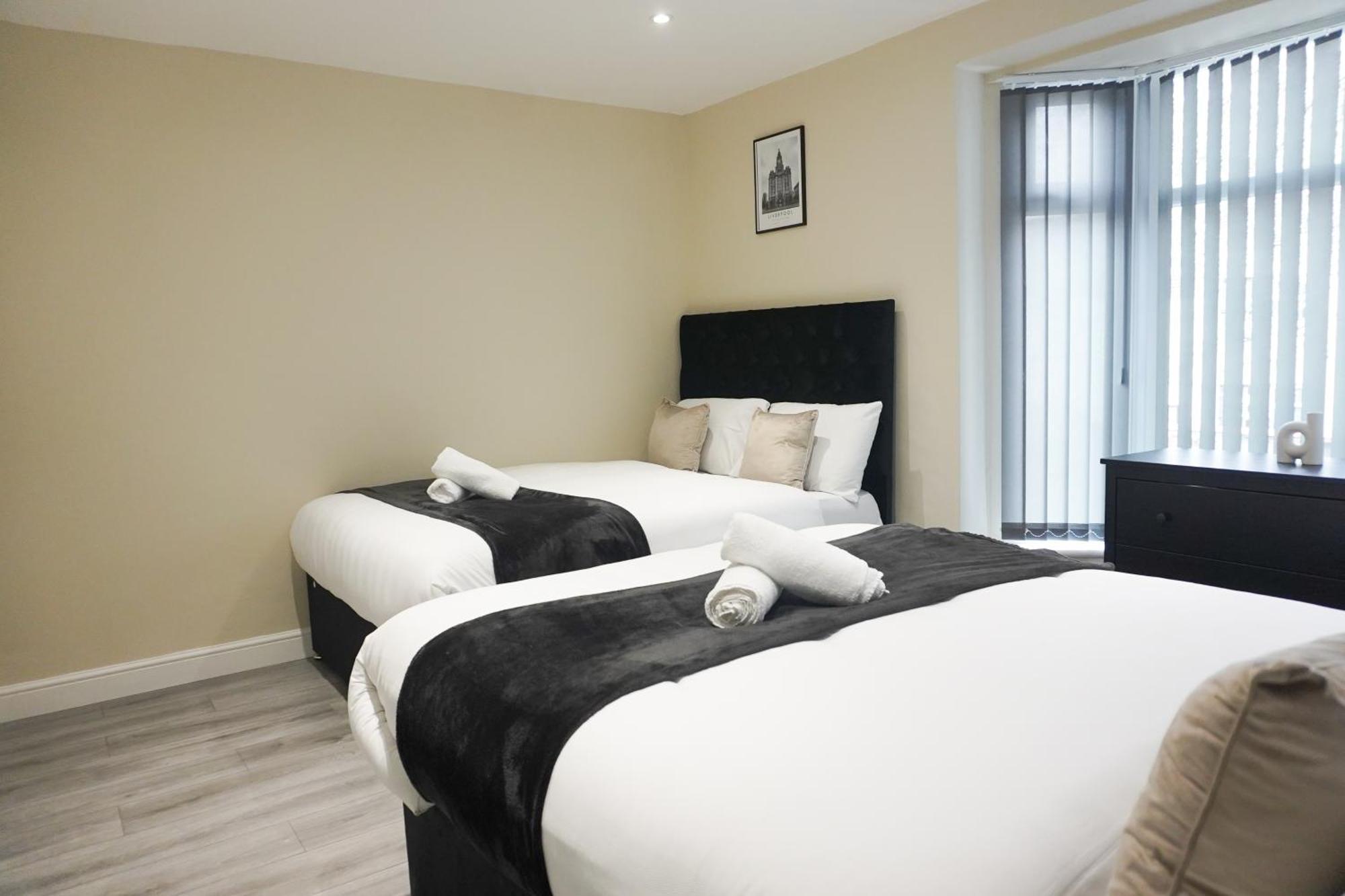 4 Bedroom, Sleeps 8, Free Parking, 5 Mins From Lfc, 15 Mins Centre Liverpool