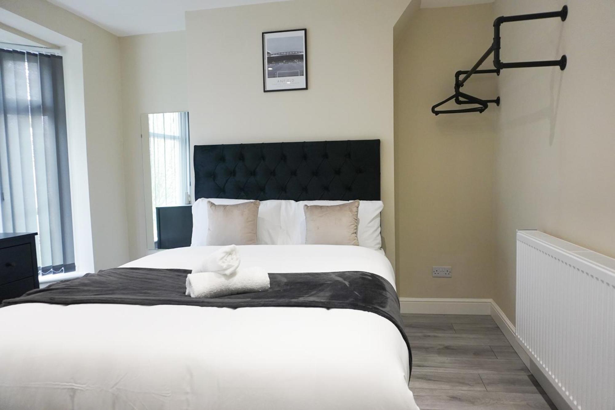 Holiday home 4 Bedroom, Sleeps 8, Free Parking, 5 Mins From Lfc, 15 Mins Centre *