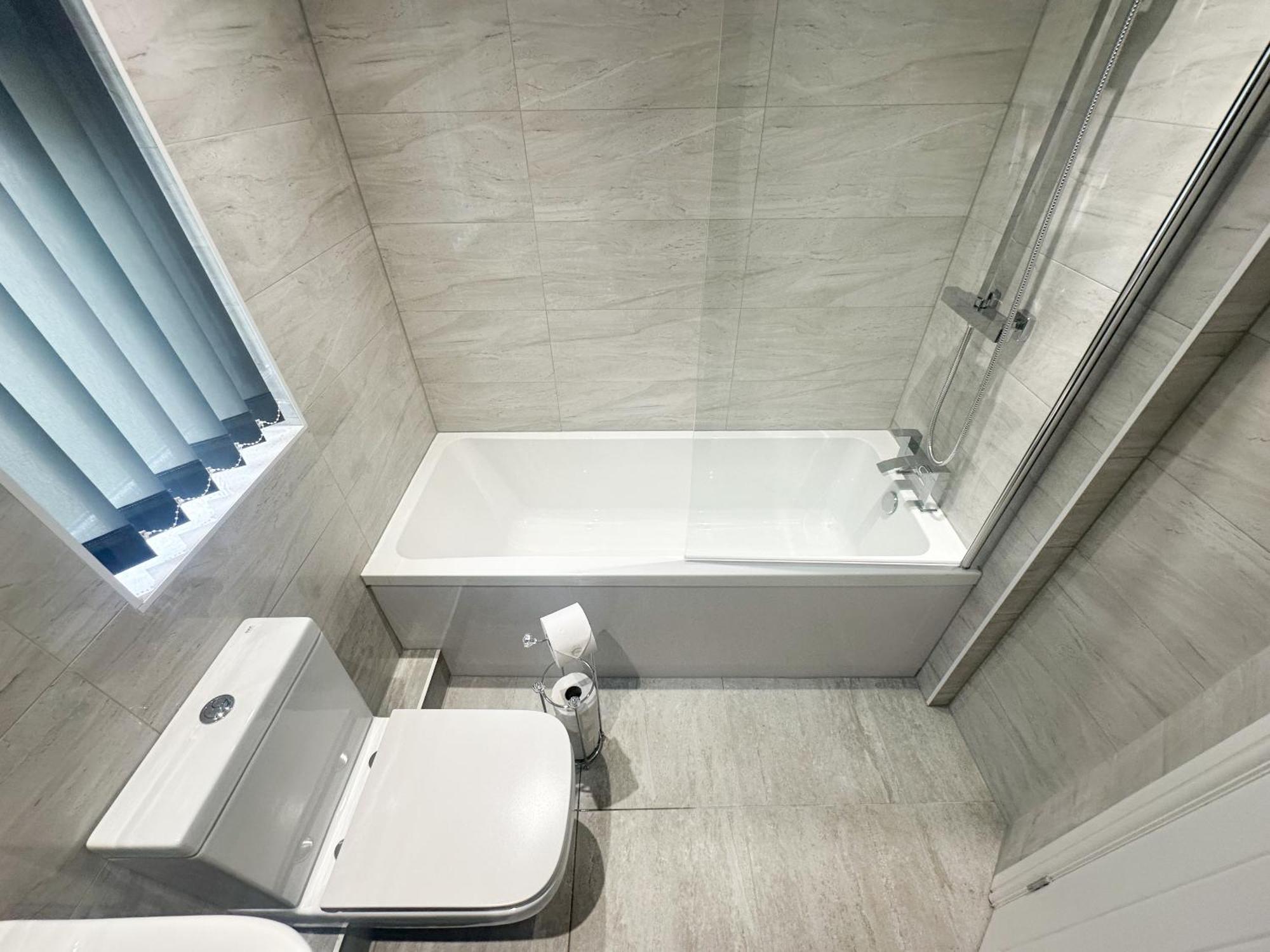 4 Bedroom, Sleeps 8, Free Parking, 5 Mins From Lfc, 15 Mins Centre Holiday home