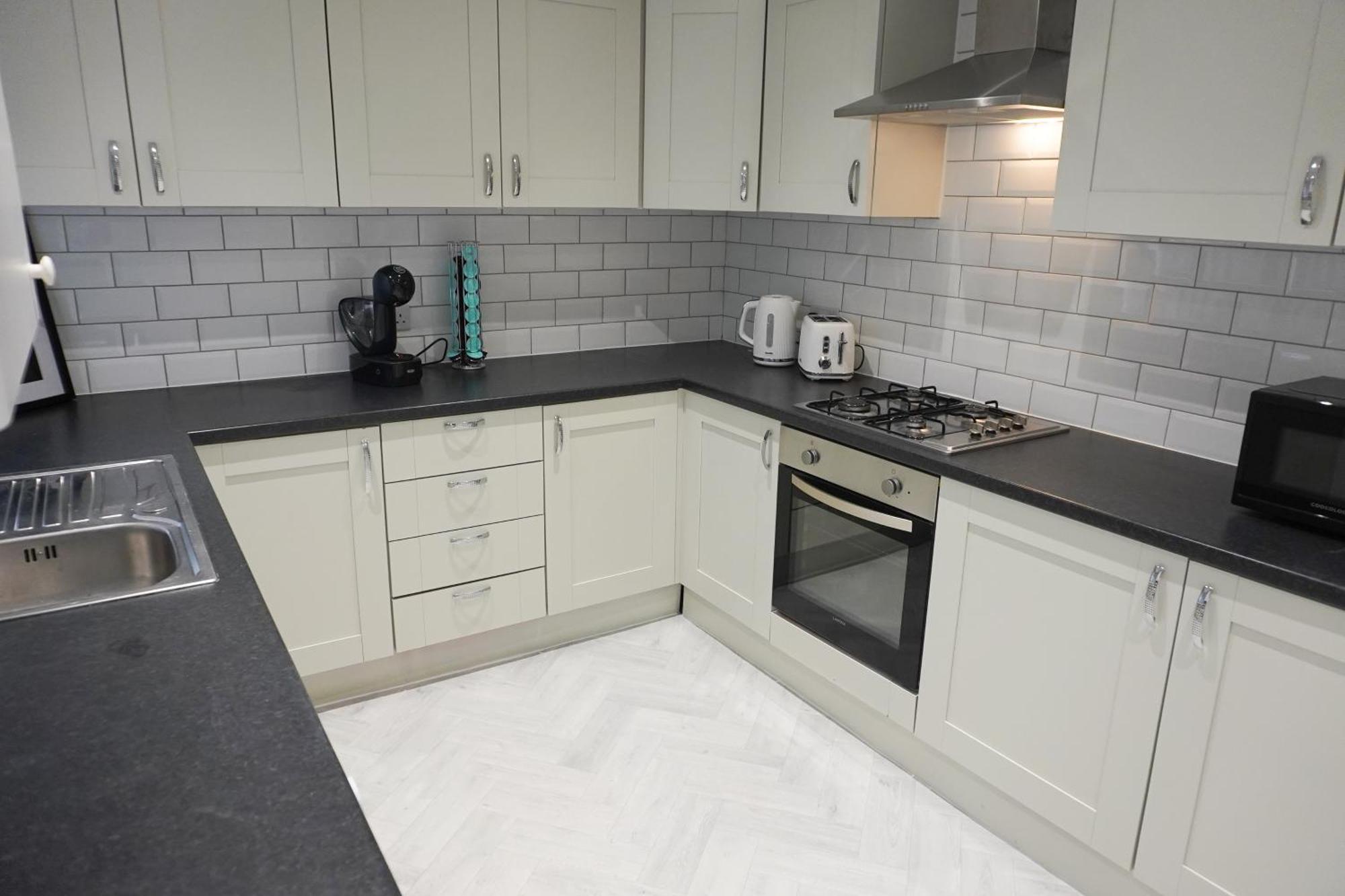 Holiday home 4 Bedroom, Sleeps 8, Free Parking, 5 Mins From Lfc, 15 Mins Centre Liverpool