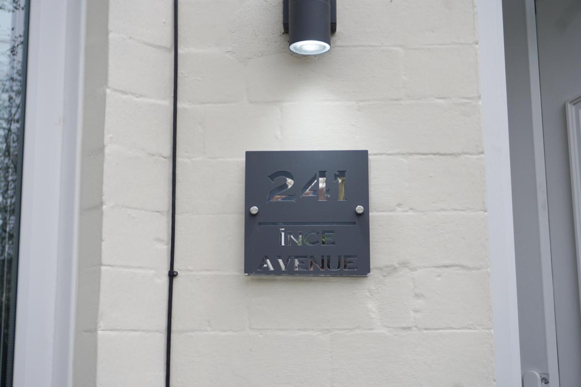 4 Bedroom, Sleeps 8, Free Parking, 5 Mins From Lfc, 15 Mins Centre Liverpool