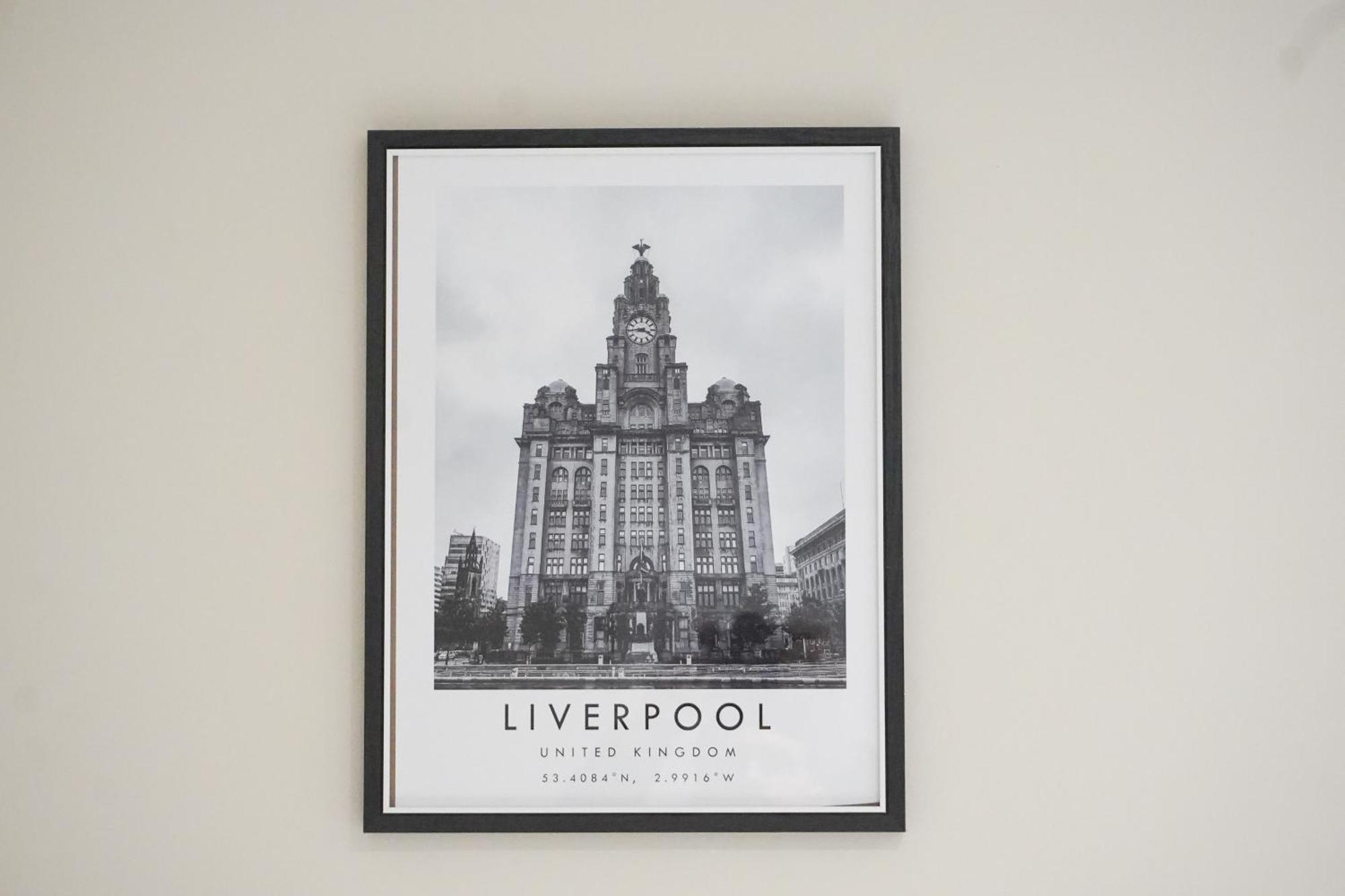 4 Bedroom, Sleeps 8, Free Parking, 5 Mins From Lfc, 15 Mins Centre Holiday home