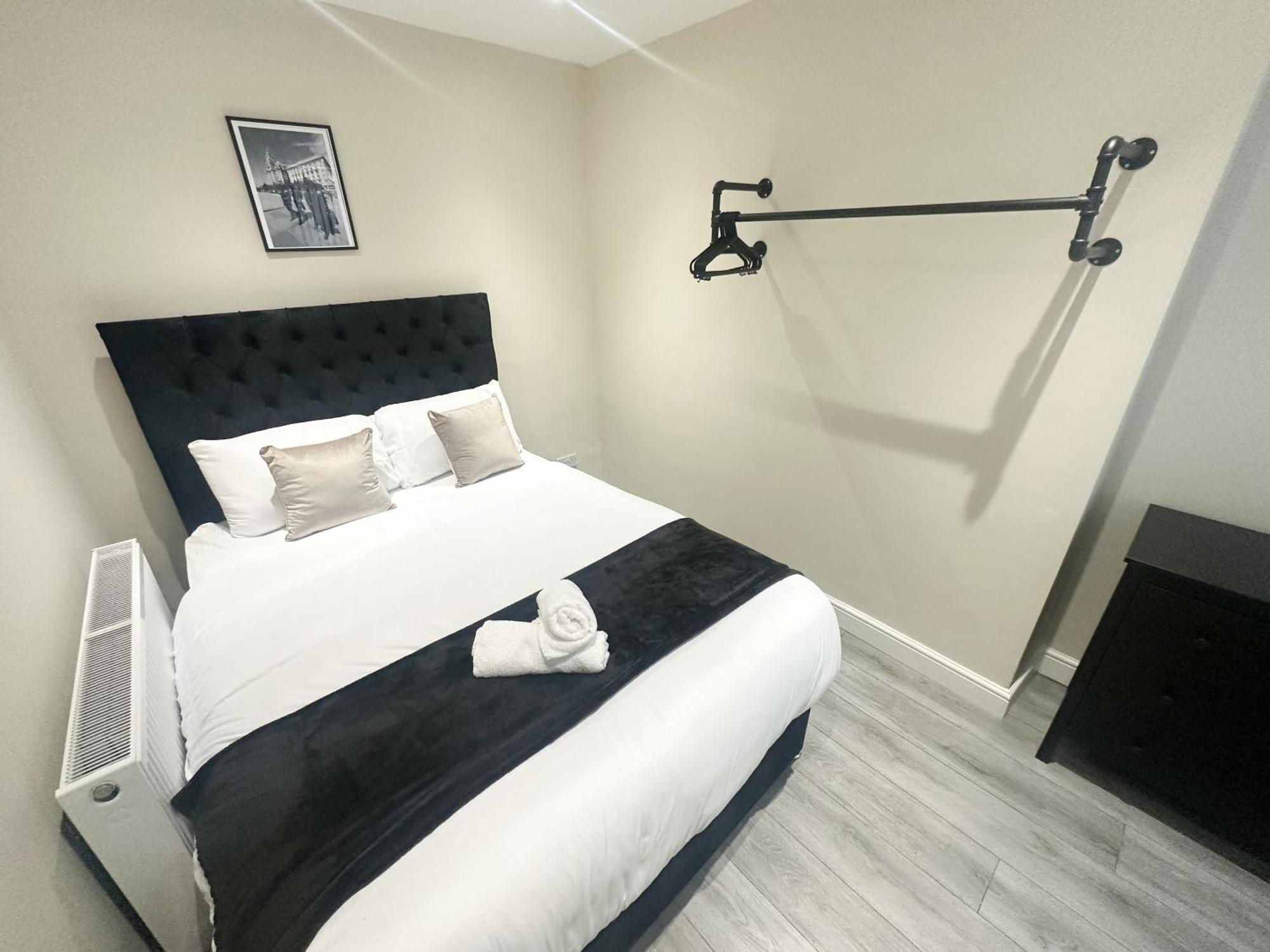 Holiday home 4 Bedroom, Sleeps 8, Free Parking, 5 Mins From Lfc, 15 Mins Centre *