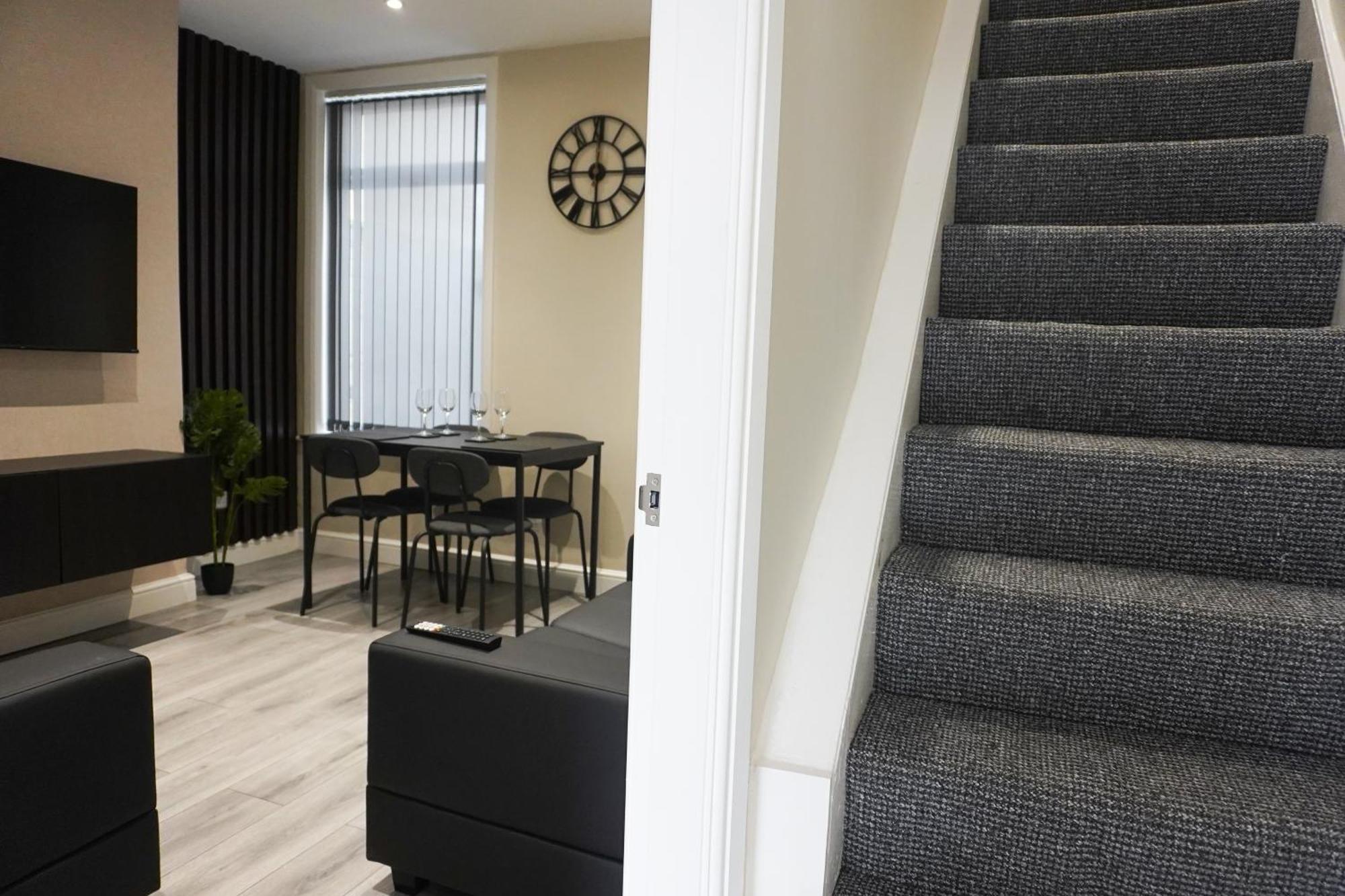 4 Bedroom, Sleeps 8, Free Parking, 5 Mins From Lfc, 15 Mins Centre Holiday home *