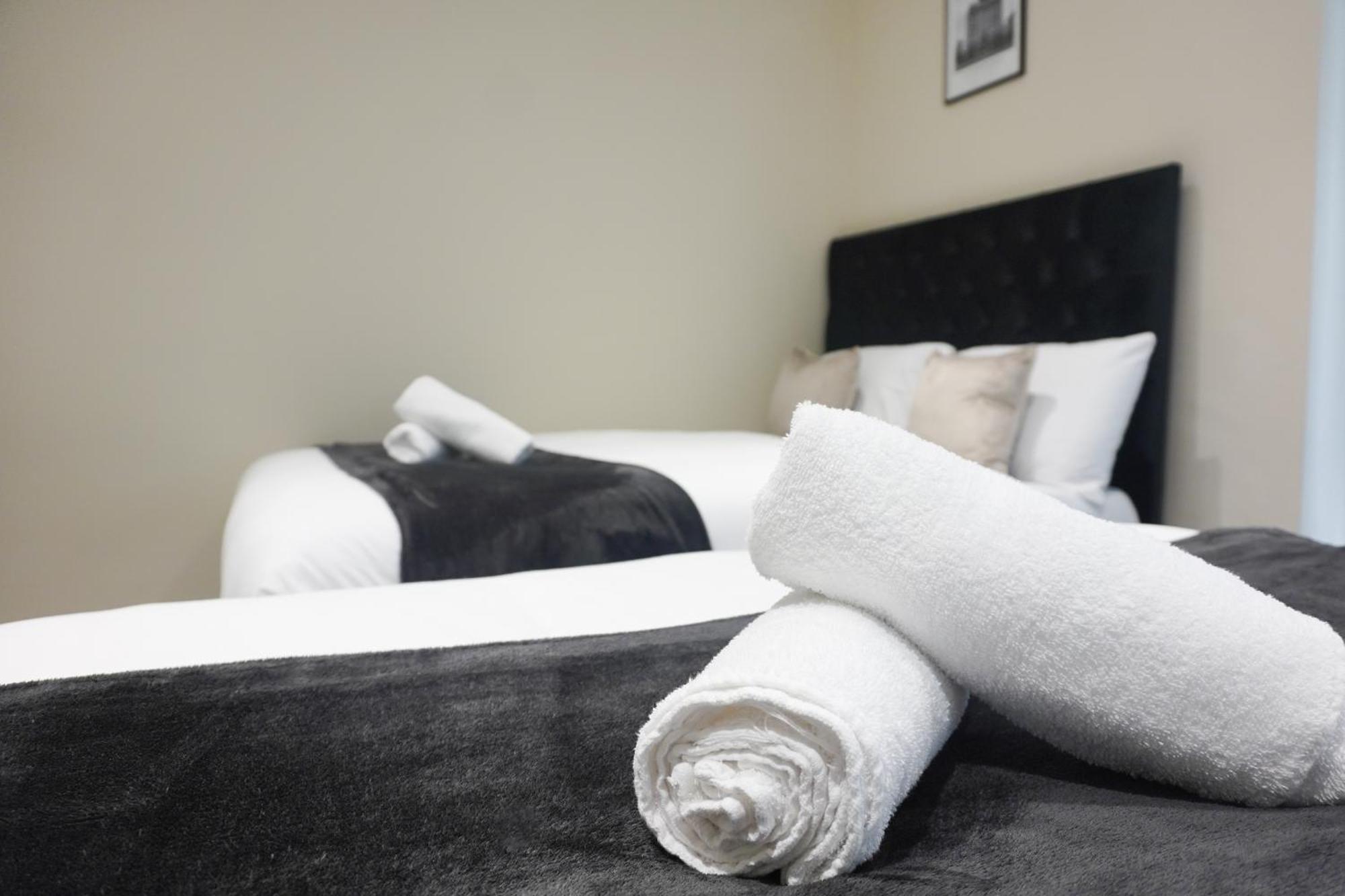 Holiday home 4 Bedroom, Sleeps 8, Free Parking, 5 Mins From Lfc, 15 Mins Centre Liverpool