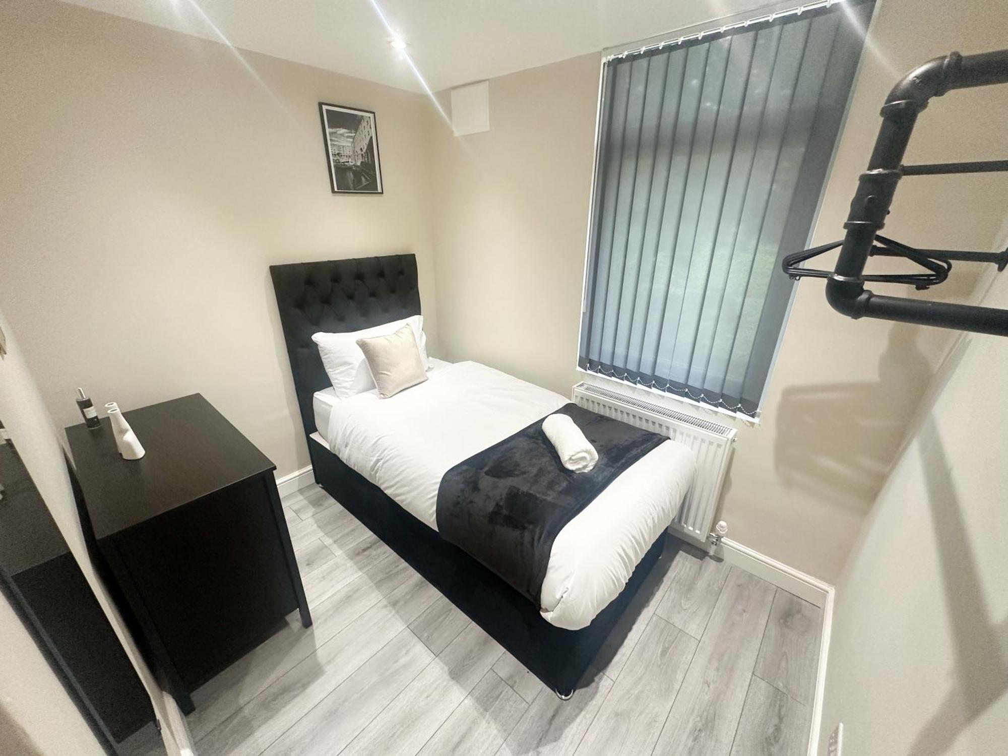 4 Bedroom, Sleeps 8, Free Parking, 5 Mins From Lfc, 15 Mins Centre Liverpool