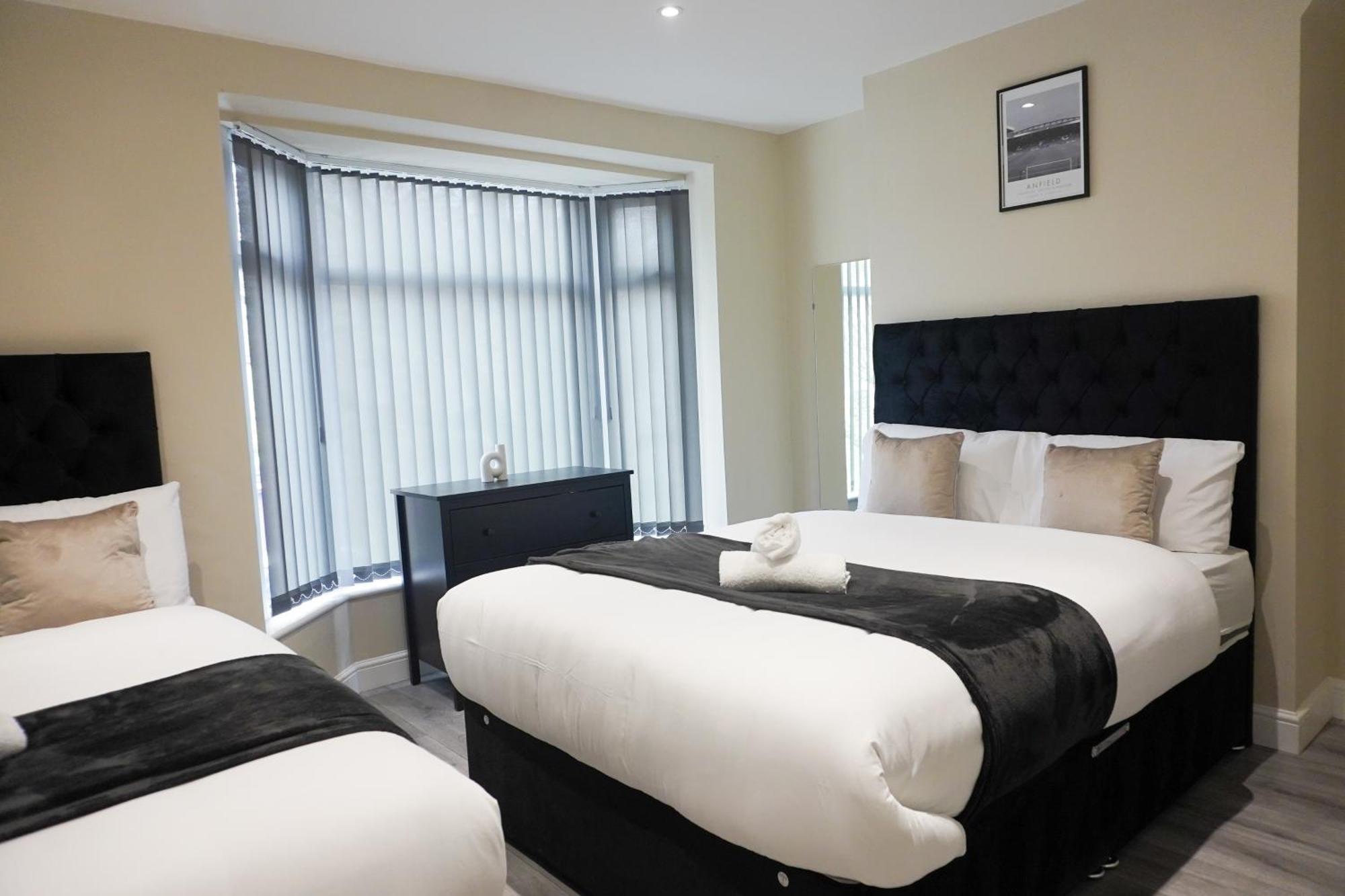 Holiday home 4 Bedroom, Sleeps 8, Free Parking, 5 Mins From Lfc, 15 Mins Centre
