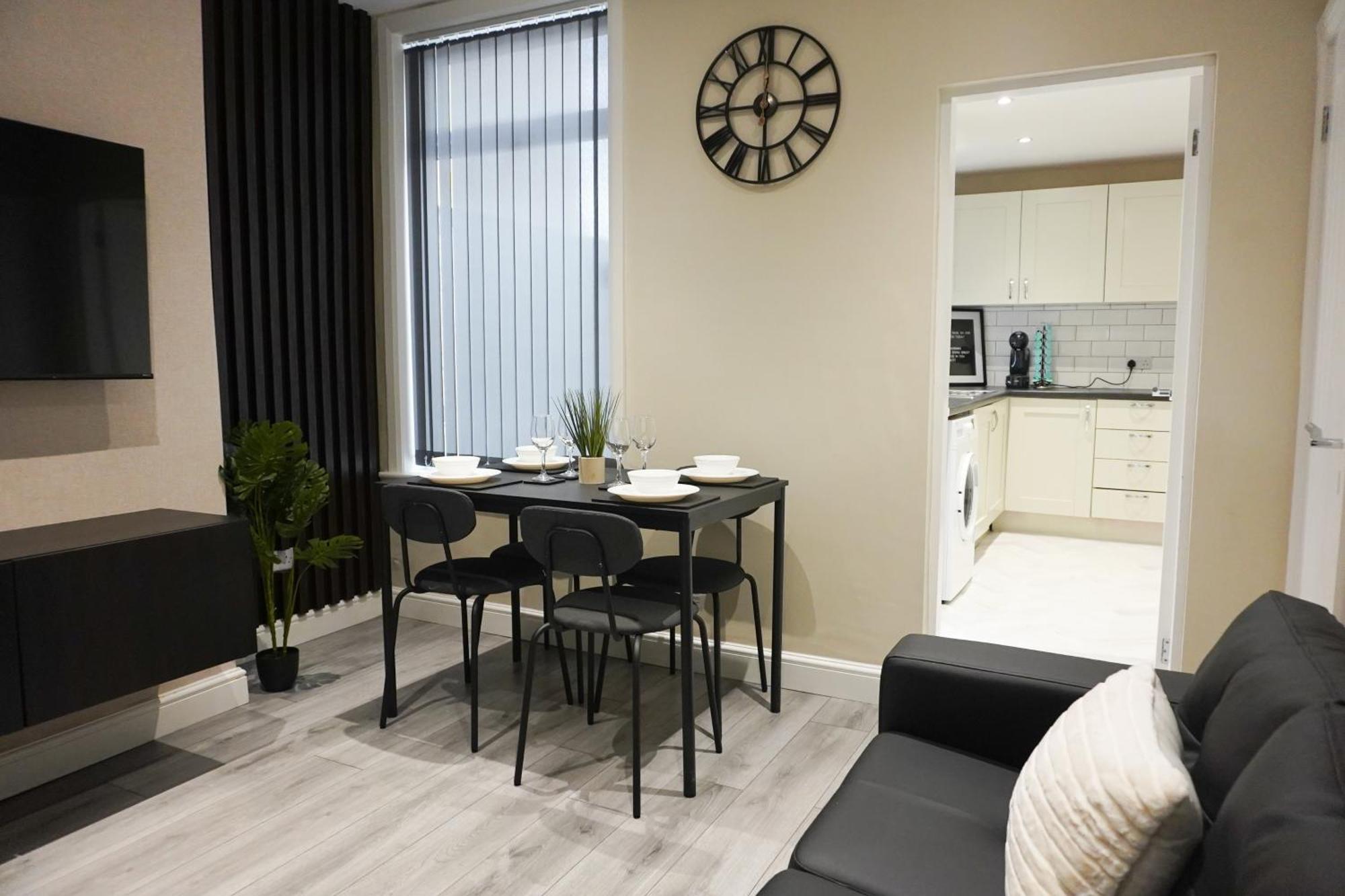 4 Bedroom, Sleeps 8, Free Parking, 5 Mins From Lfc, 15 Mins Centre *