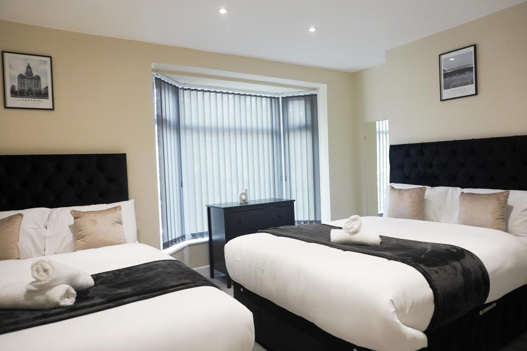 Holiday home 4 Bedroom, Sleeps 8, Free Parking, 5 Mins From Lfc, 15 Mins Centre