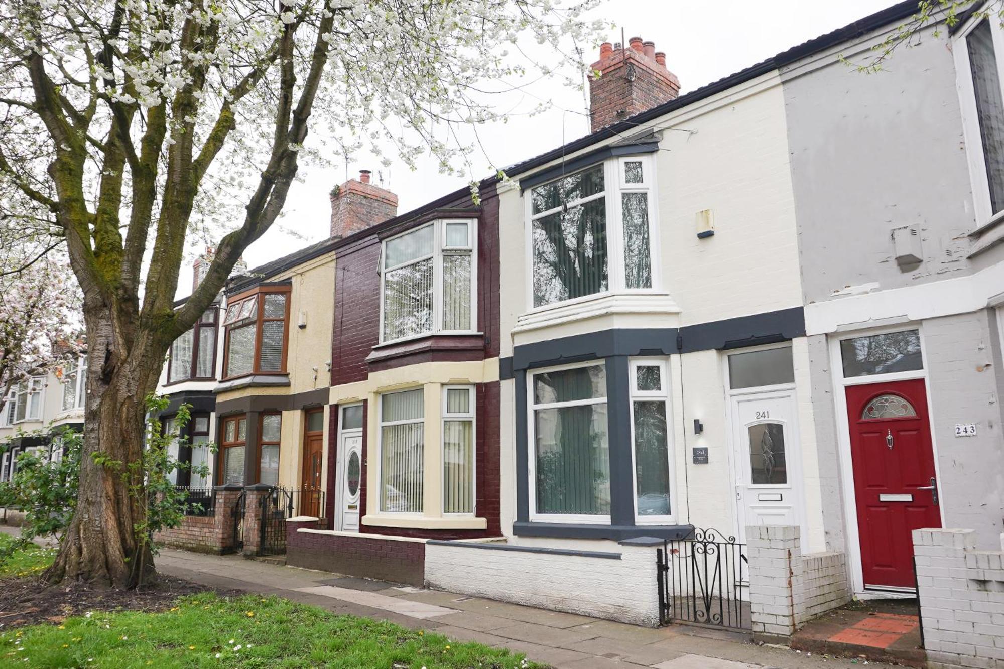 Holiday home 4 Bedroom, Sleeps 8, Free Parking, 5 Mins From Lfc, 15 Mins Centre *