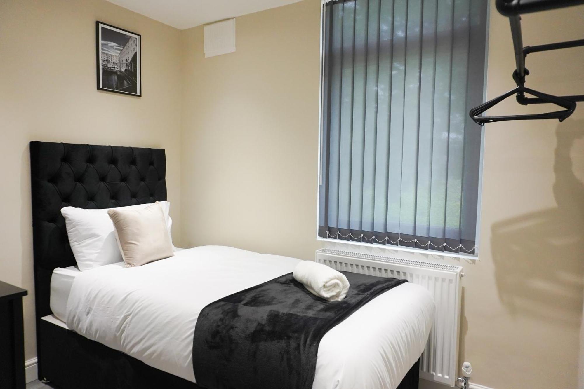 Holiday home 4 Bedroom, Sleeps 8, Free Parking, 5 Mins From Lfc, 15 Mins Centre Liverpool