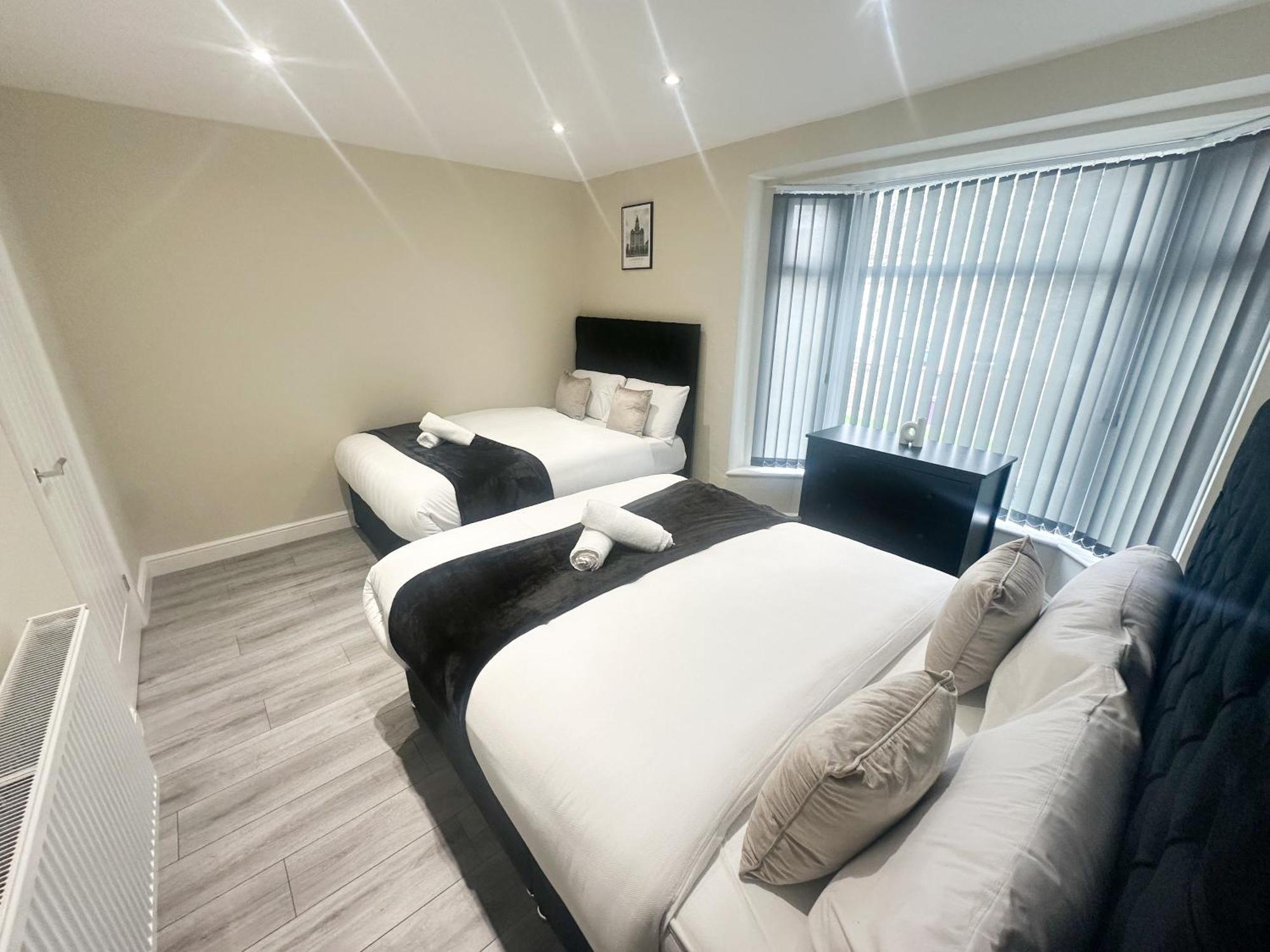 4 Bedroom, Sleeps 8, Free Parking, 5 Mins From Lfc, 15 Mins Centre Liverpool