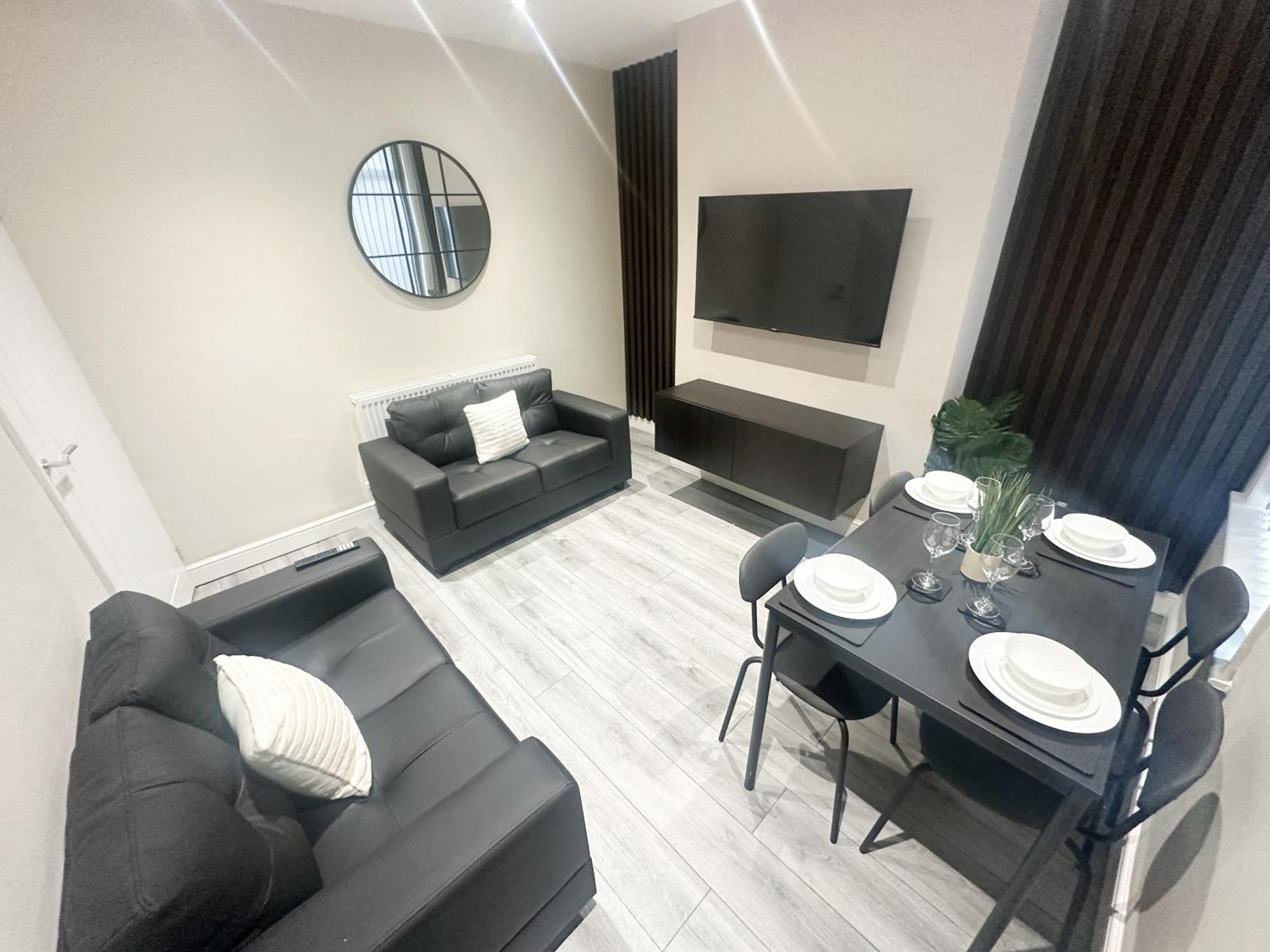 4 Bedroom, Sleeps 8, Free Parking, 5 Mins From Lfc, 15 Mins Centre Holiday home