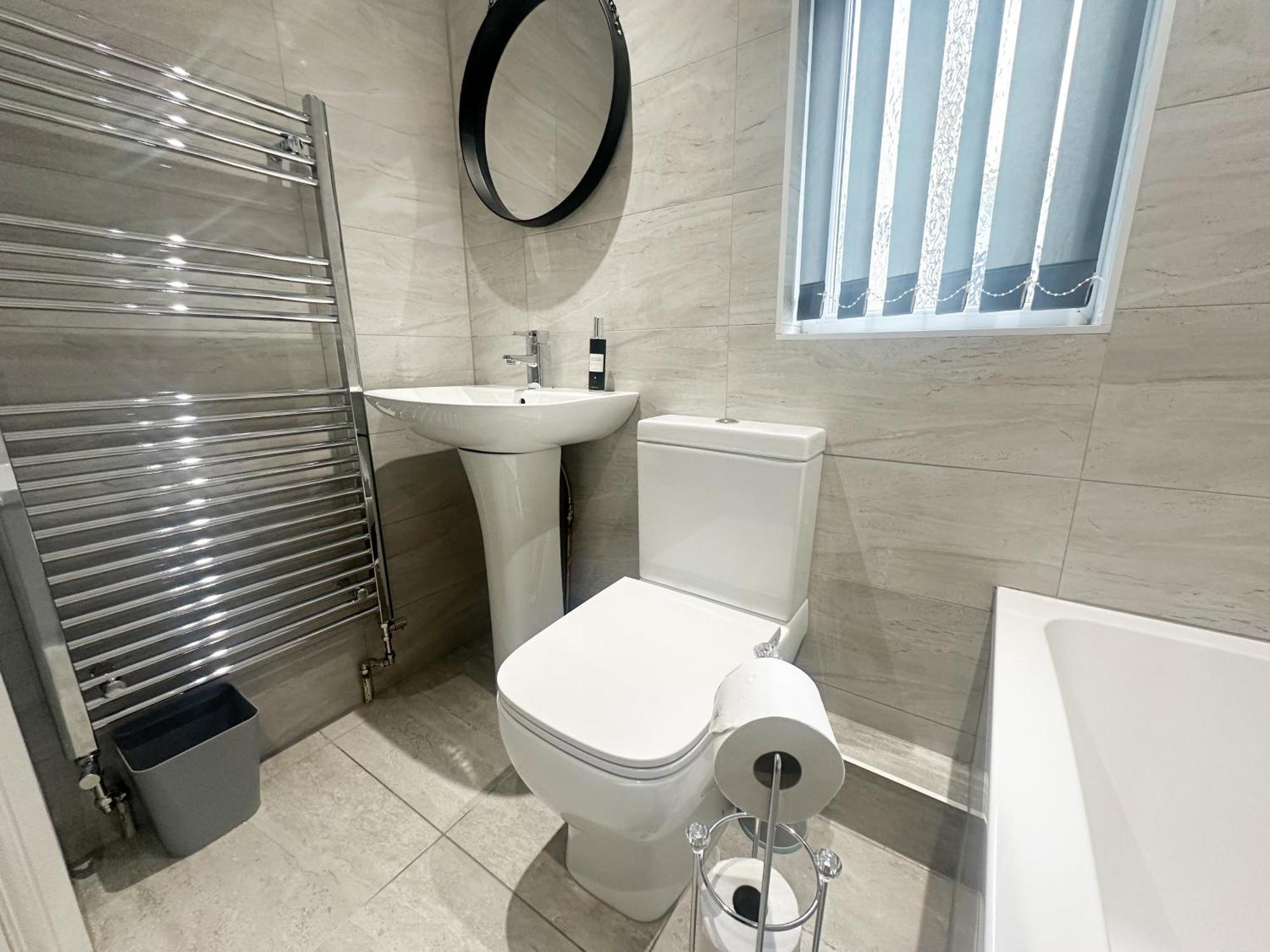 Holiday home 4 Bedroom, Sleeps 8, Free Parking, 5 Mins From Lfc, 15 Mins Centre *
