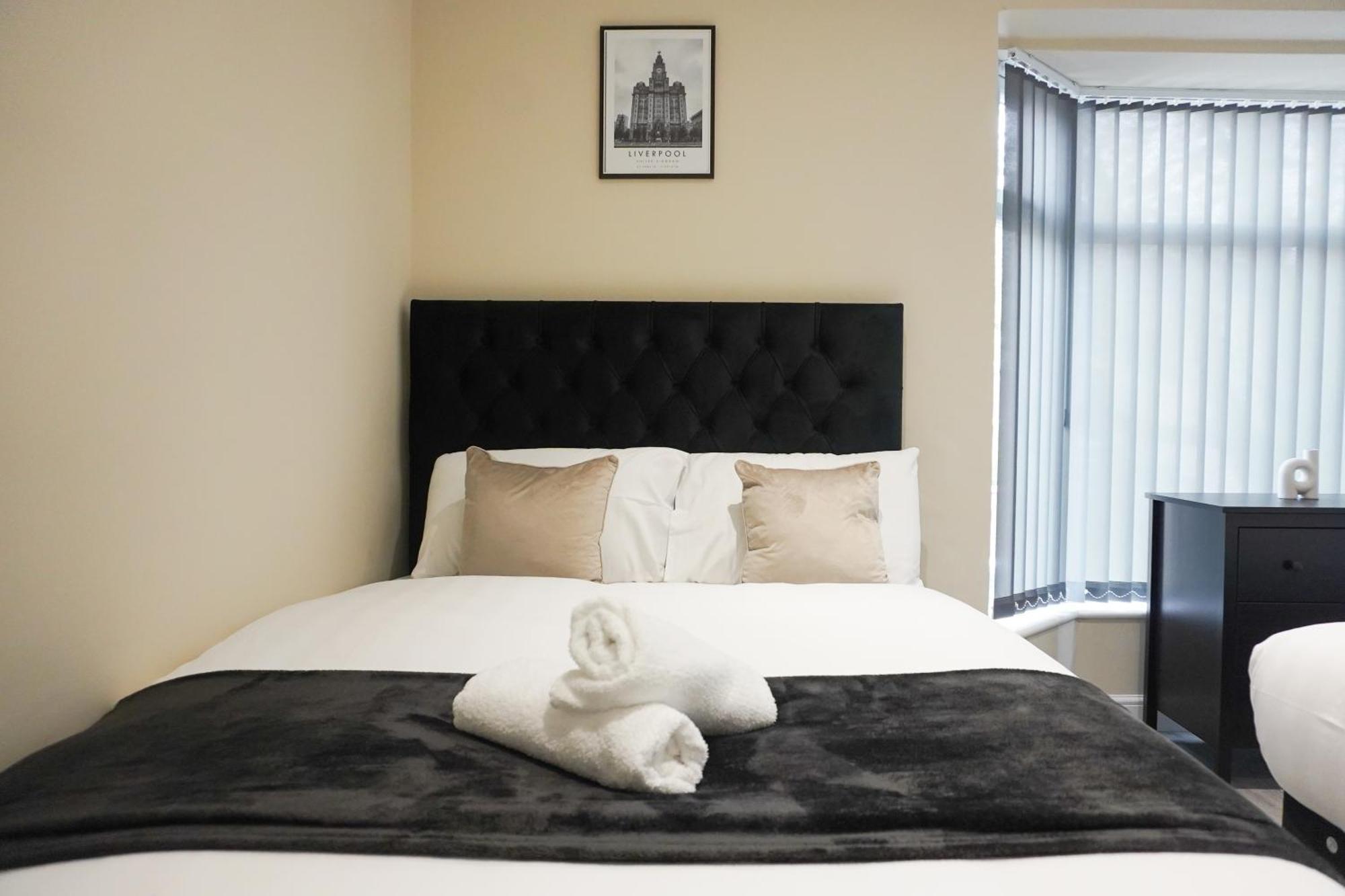 4 Bedroom, Sleeps 8, Free Parking, 5 Mins From Lfc, 15 Mins Centre Holiday home Liverpool