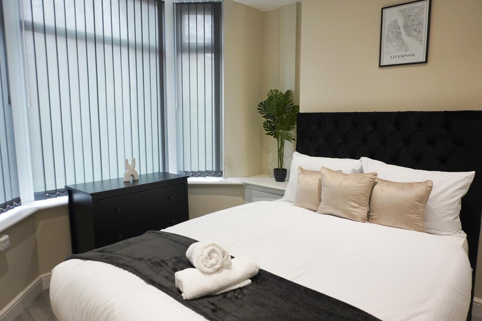 Holiday home 4 Bedroom, Sleeps 8, Free Parking, 5 Mins From Lfc, 15 Mins Centre *
