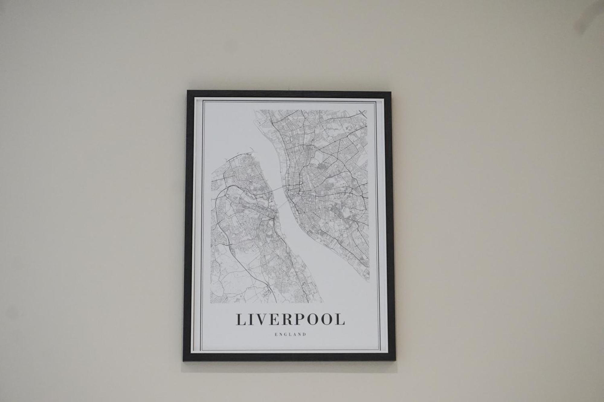 4 Bedroom, Sleeps 8, Free Parking, 5 Mins From Lfc, 15 Mins Centre Holiday home