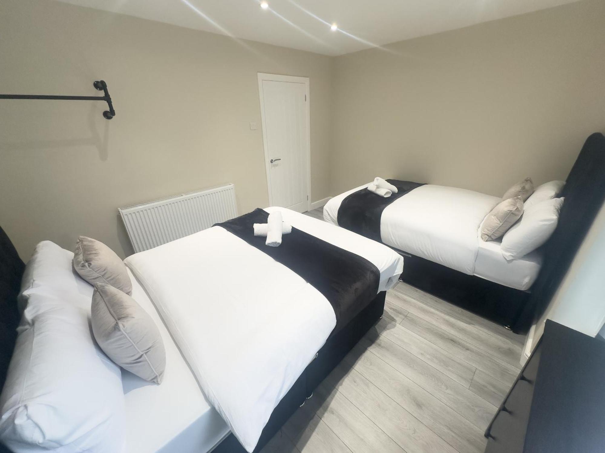 4 Bedroom, Sleeps 8, Free Parking, 5 Mins From Lfc, 15 Mins Centre Holiday home Liverpool