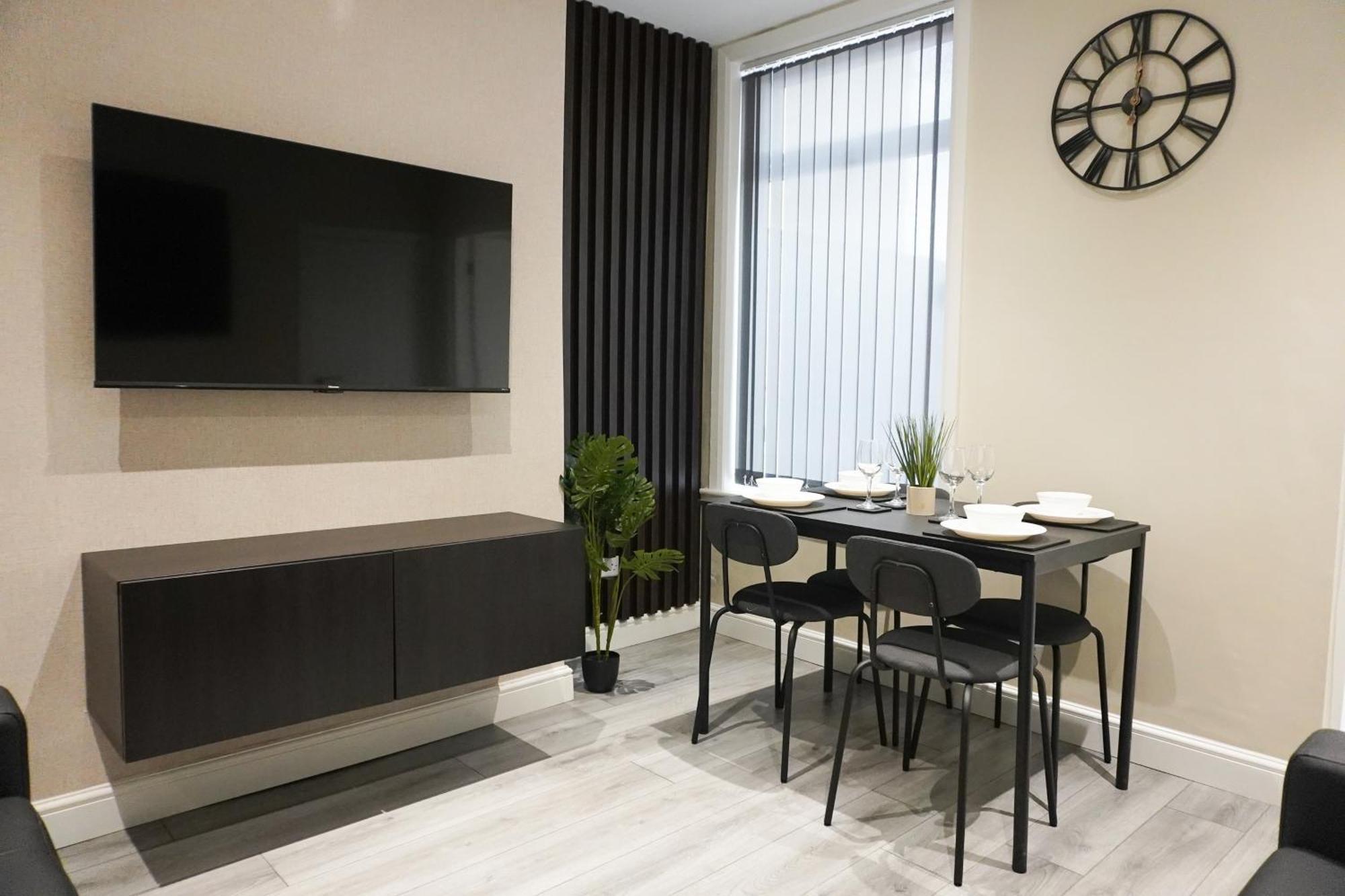 4 Bedroom, Sleeps 8, Free Parking, 5 Mins From Lfc, 15 Mins Centre Holiday home *