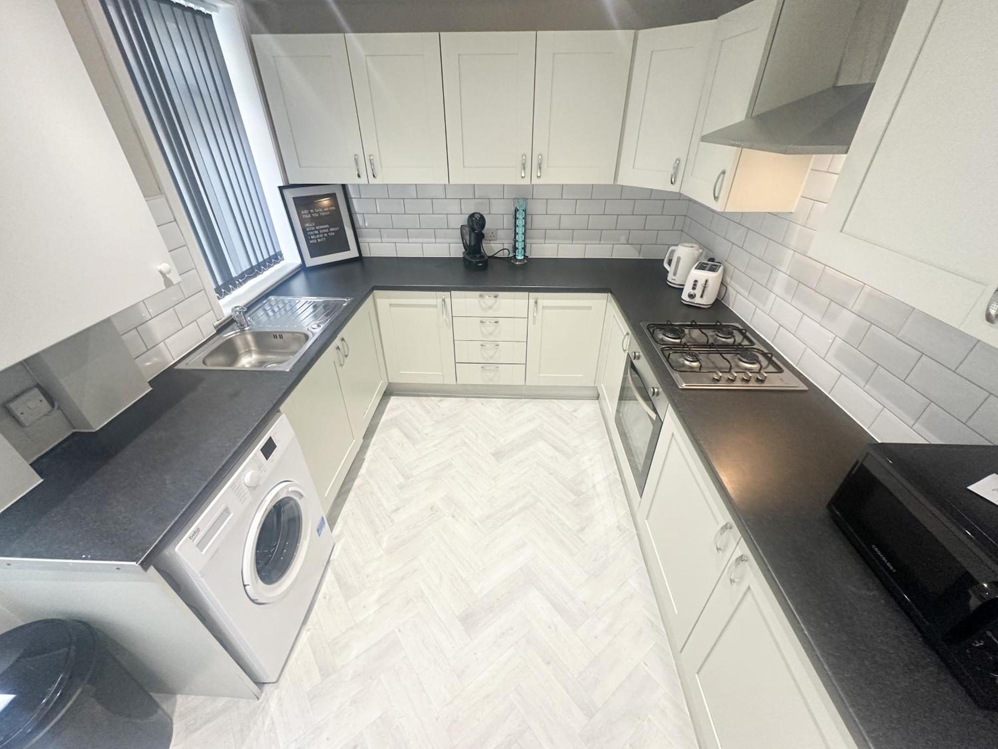 4 Bedroom, Sleeps 8, Free Parking, 5 Mins From Lfc, 15 Mins Centre Liverpool
