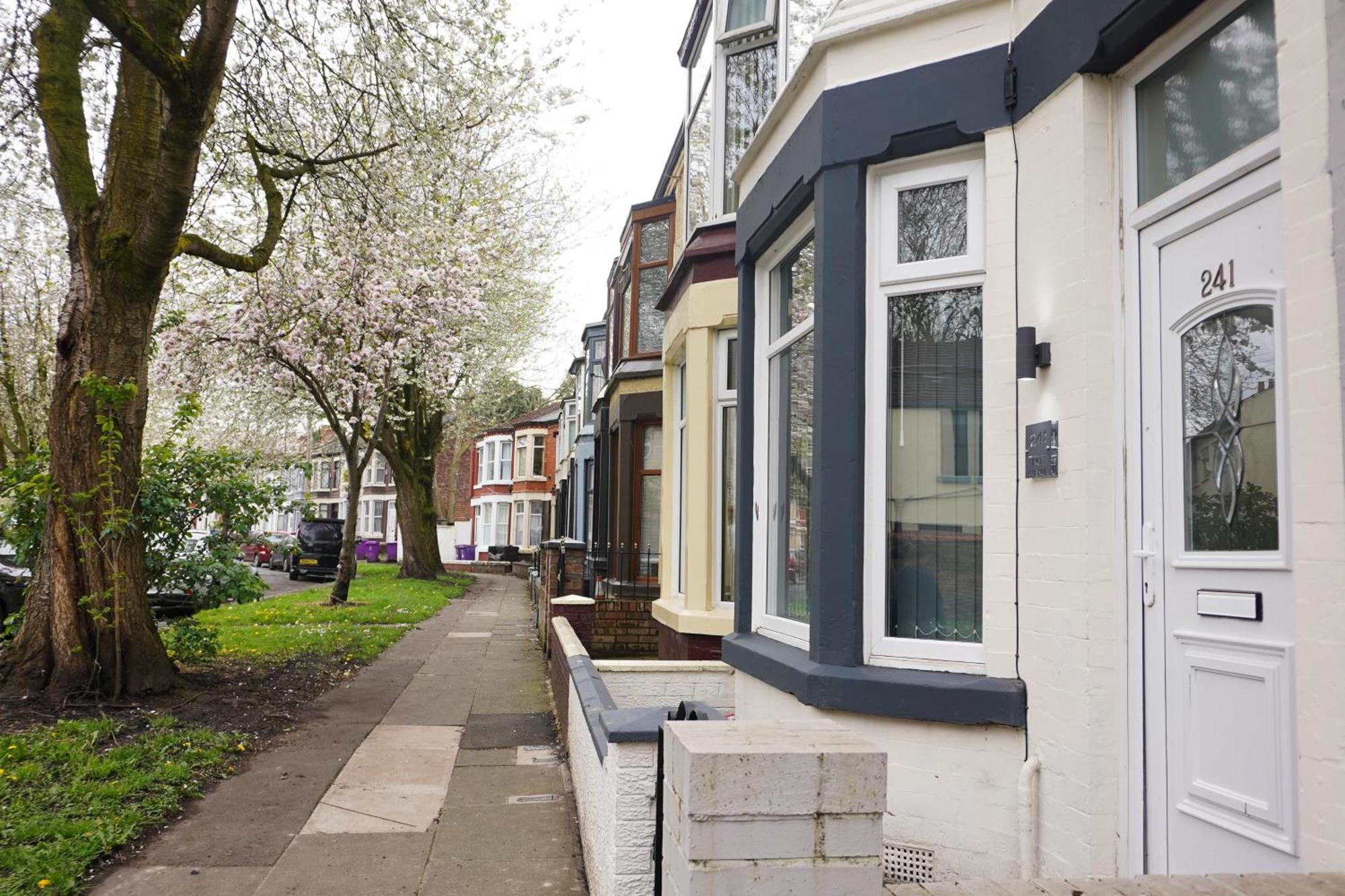 4 Bedroom, Sleeps 8, Free Parking, 5 Mins From Lfc, 15 Mins Centre Holiday home