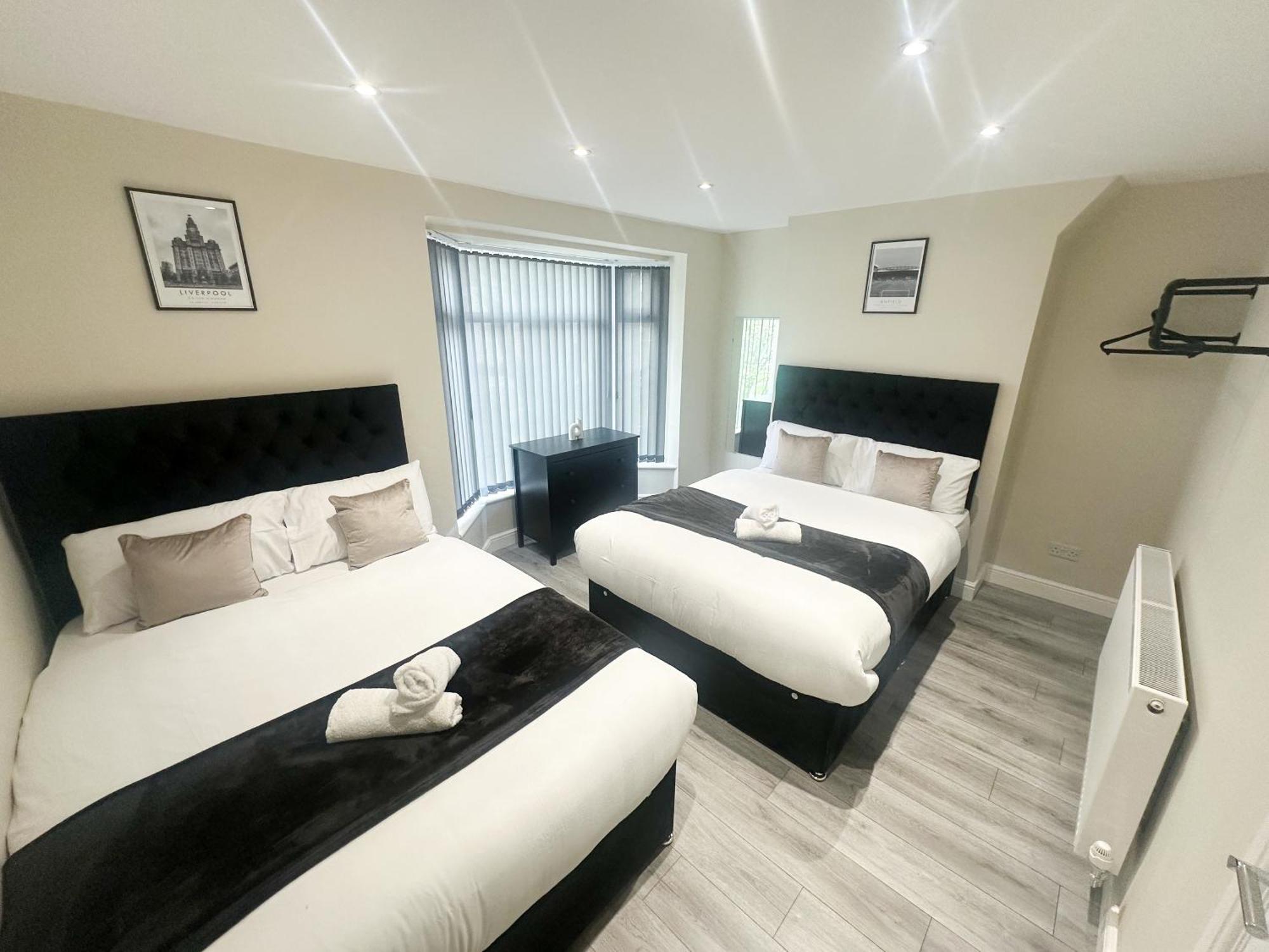 4 Bedroom, Sleeps 8, Free Parking, 5 Mins From Lfc, 15 Mins Centre Holiday home *