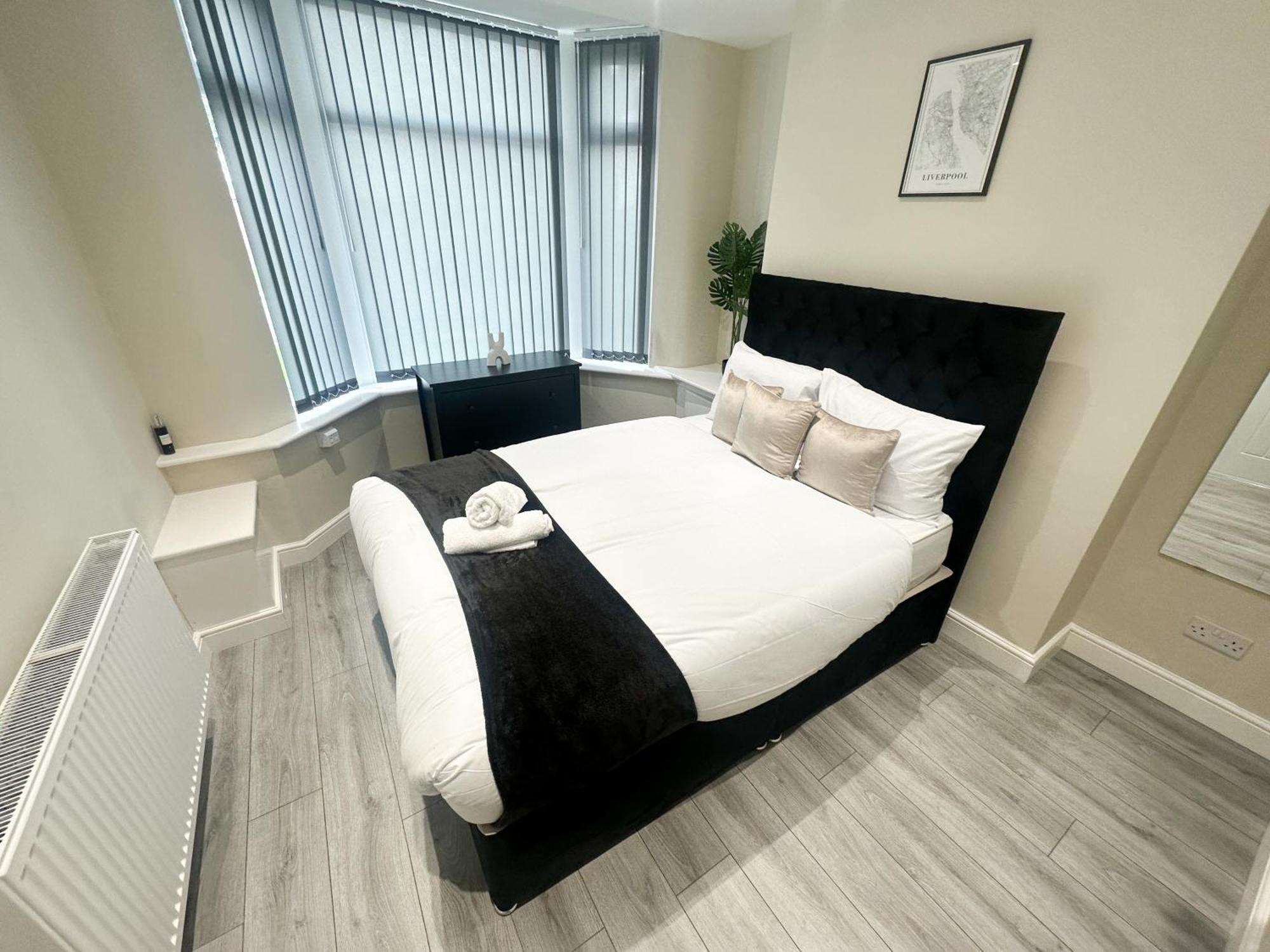 Holiday home 4 Bedroom, Sleeps 8, Free Parking, 5 Mins From Lfc, 15 Mins Centre *