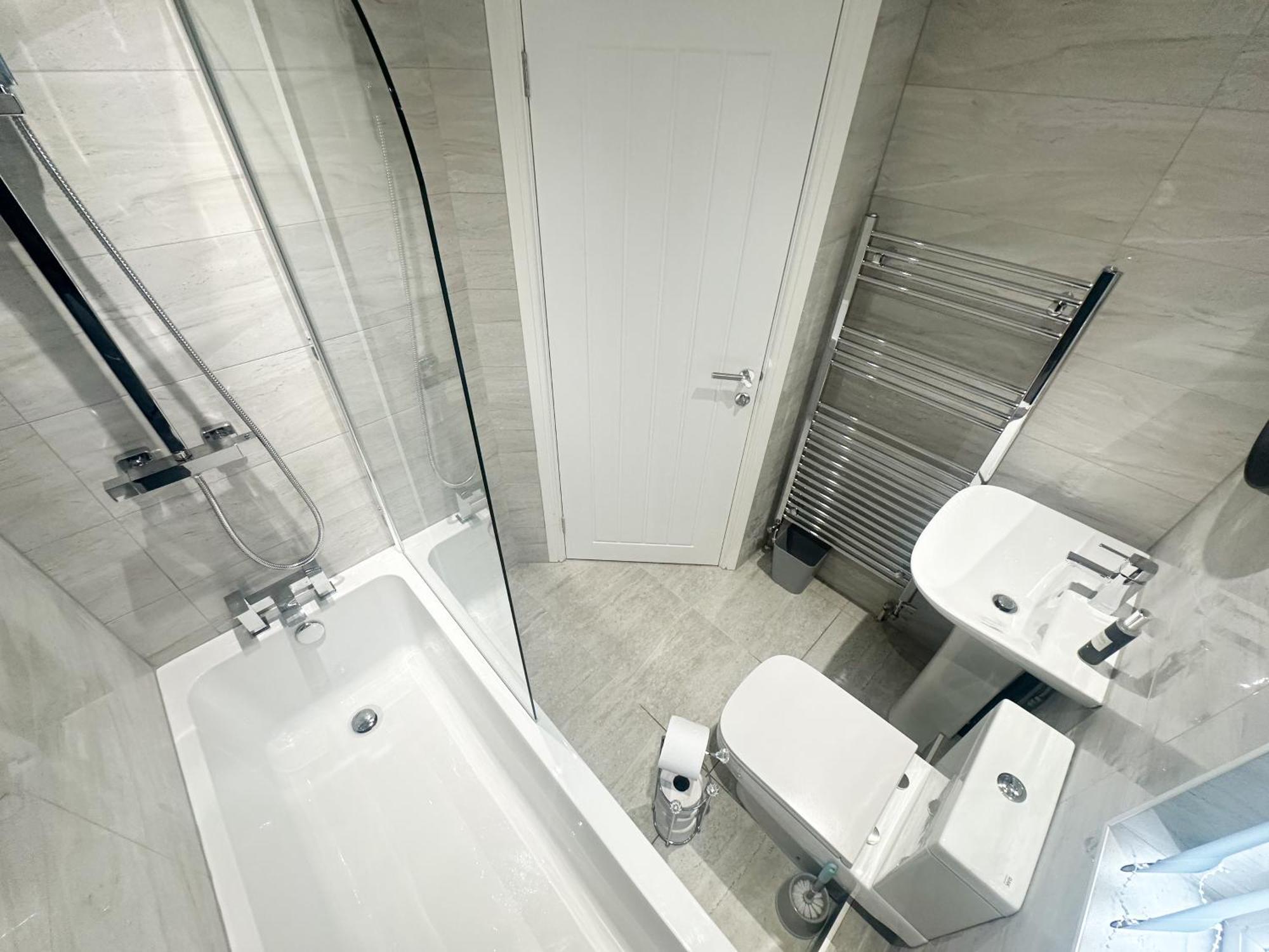 4 Bedroom, Sleeps 8, Free Parking, 5 Mins From Lfc, 15 Mins Centre * Liverpool